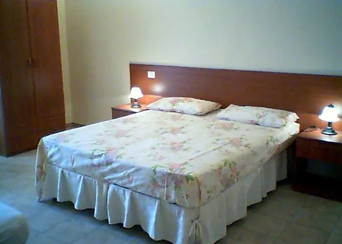 לינה וארוחת בוקר La Favorita 3*